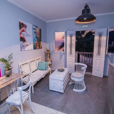 Niriides Apartahotel 3*